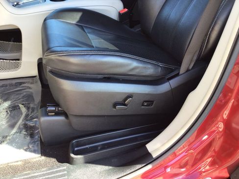 Used 2015 Chrysler Town & Country Touring-L w/ Driver Convenience Group FWD image 19