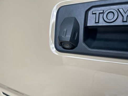 Used 2017 Toyota Tacoma TRD Sport w/ Tow Package (A/T) image 18