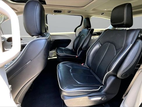 Used 2023 Chrysler Pacifica Limited FWD image 22