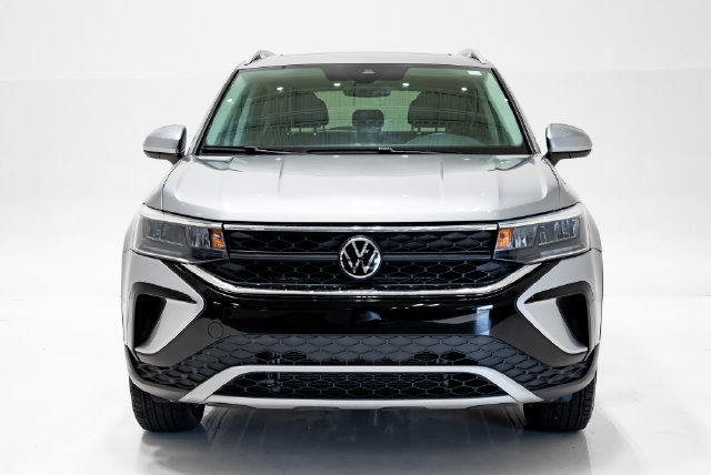 Used 2023 Volkswagen Taos SE w/ Panoramic Sunroof Package AWD/4WD image 7