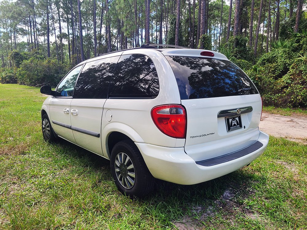 Used 2007 Chrysler Town & Country w/ Popular Equipment Group I FWD image 6