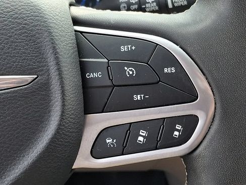 Used 2023 Chrysler Pacifica Touring-L FWD image 24