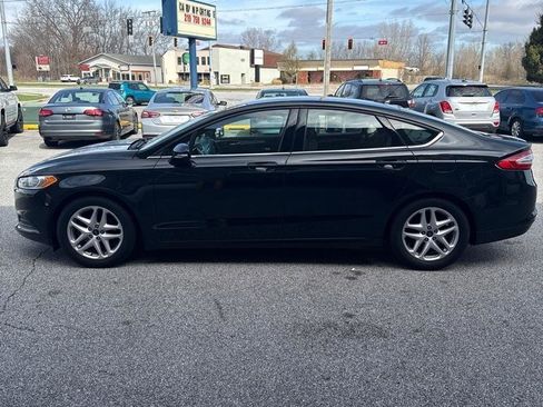 Used 2015 Ford Fusion SE image 2