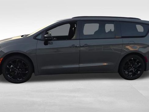 Used 2025 Chrysler Pacifica Limited FWD image 5