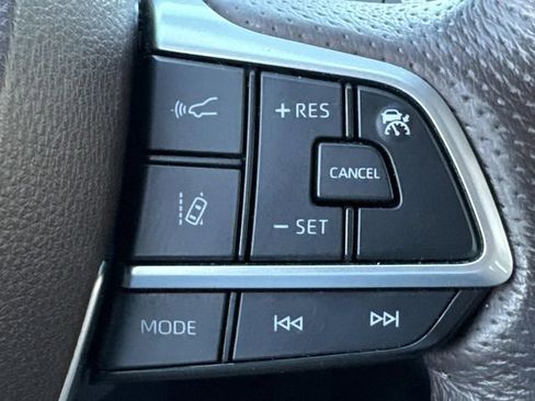 Used 2021 Toyota Sienna Platinum image 32