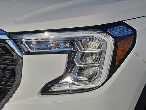 Used 2024 GMC Terrain SLE AWD/4WD image 9