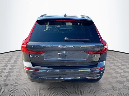 Used 2022 Volvo XC60 B5 Momentum image 7
