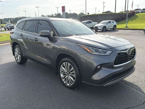 Used 2024 Toyota Highlander Platinum FWD image 8