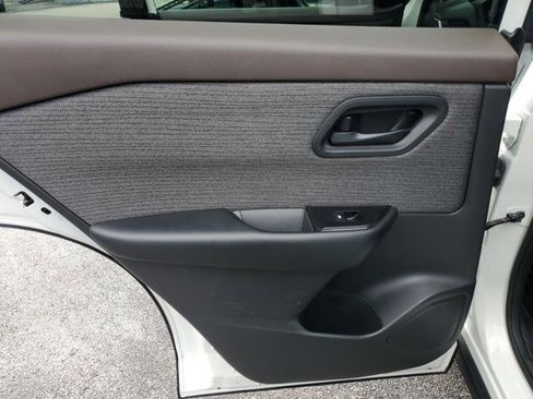 Used 2023 Nissan Rogue S image 19