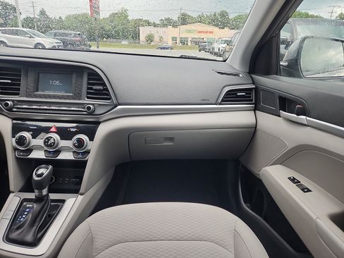 Used 2019 Hyundai Elantra SE FWD image 11