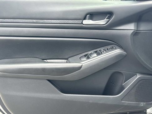 Used 2024 Nissan Altima 2.5 SV image 17