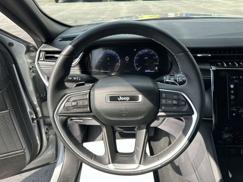 Used 2023 Jeep Grand Cherokee L Laredo image 13