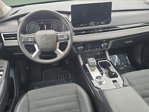 Used 2025 Mitsubishi Outlander SE FWD image 18