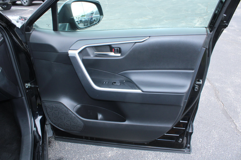 Used 2025 Toyota RAV4 XLE AWD/4WD image 28