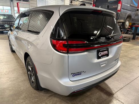Used 2023 Chrysler Pacifica Touring-L w/ S Appearance Package FWD image 20