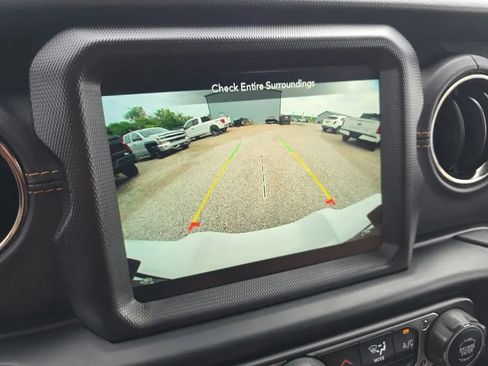Used 2022 Jeep Wrangler Unlimited Sahara AWD/4WD image 23