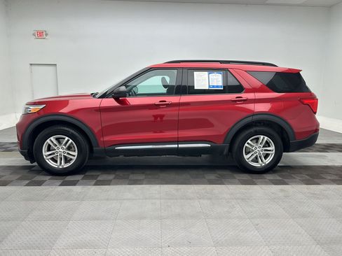 Used 2022 Ford Explorer XLT AWD/4WD image 2