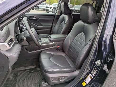 Used 2023 Toyota Highlander XLE AWD/4WD image 7