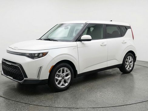 Used 2025 Kia Soul LX w/ LX Technology Package image 3