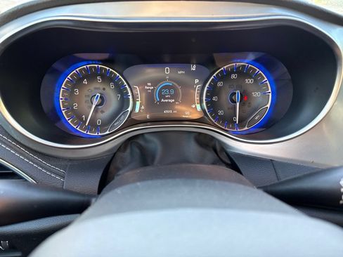 Used 2025 Chrysler Pacifica Limited FWD image 17