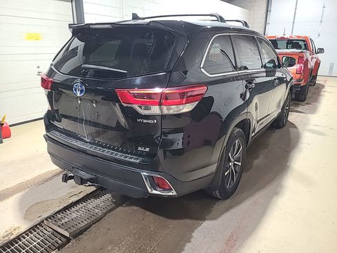 Used 2017 Toyota Highlander XLE image 3