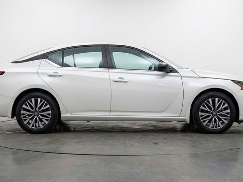 Used 2025 Nissan Altima 2.5 SV image 11