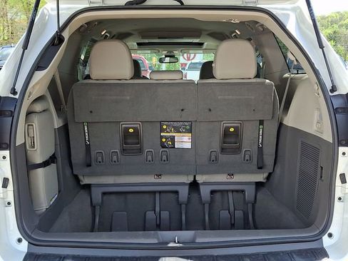 Used 2019 Toyota Sienna XLE Premium FWD image 29