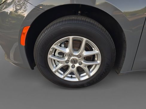 Used 2025 Chrysler Pacifica Select FWD image 9