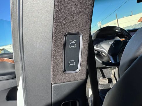Used 2019 Tesla Model X Long Range image 18