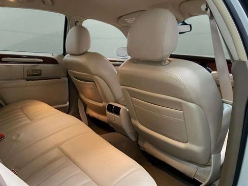 Used 2005 Lincoln Town Car Signature image 59
