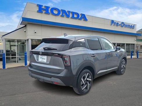 Used 2025 Nissan Kicks SV w/ Charging Package FWD image 4
