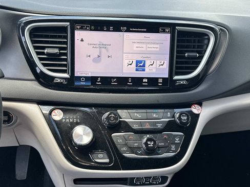 Used 2024 Chrysler Pacifica Touring-L FWD image 19