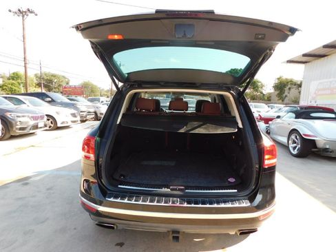 Used 2016 Volkswagen Touareg Sport image 19