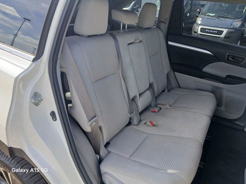 Used 2018 Toyota Highlander LE FWD image 15