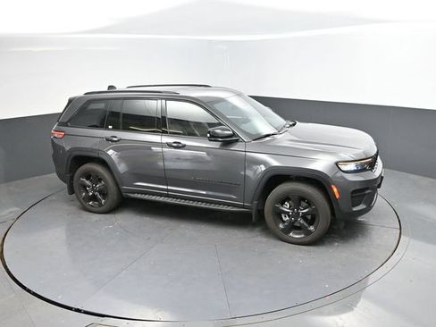 Used 2025 Jeep Grand Cherokee Altitude AWD/4WD image 36