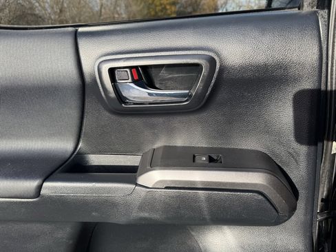 Used 2016 Toyota Tacoma TRD Sport image 34