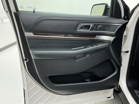 Used 2017 Ford Explorer Platinum image 15