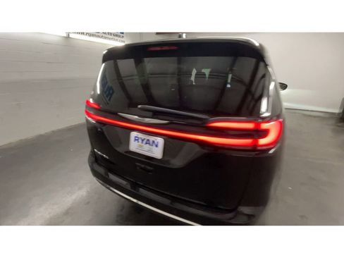 Used 2024 Chrysler Pacifica Touring-L image 8