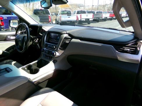 Used 2019 Chevrolet Suburban LT image 12