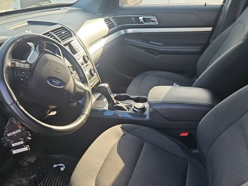 Used 2017 Ford Explorer XLT image 15