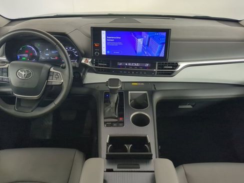 Used 2025 Toyota Sienna XLE image 18