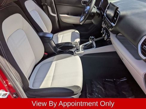 Used 2025 Hyundai Venue SEL FWD image 31