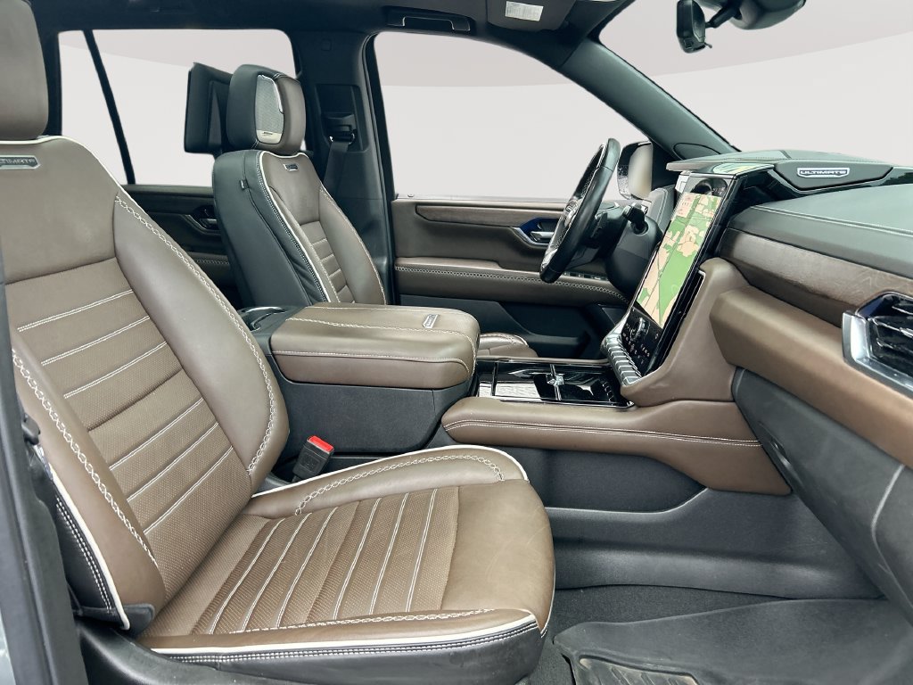 Used 2025 GMC Yukon Denali Ultimate AWD/4WD image 32