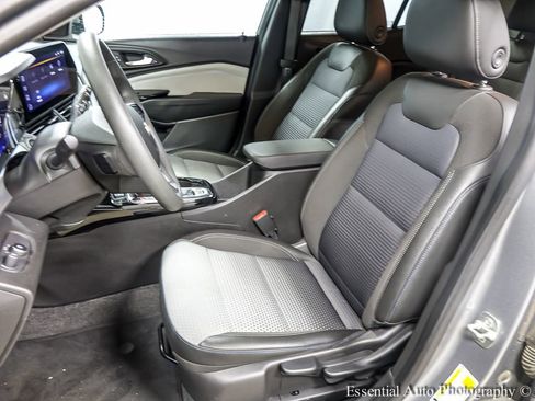 Used 2025 Chevrolet Trax LT FWD image 9