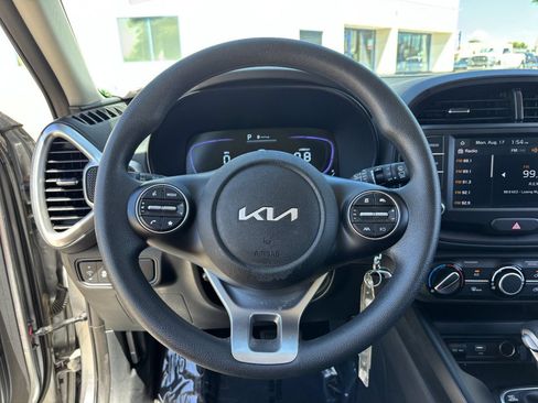 Used 2025 Kia Soul LX w/ LX Technology Package FWD image 24