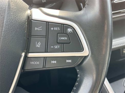 Used 2023 Toyota Highlander LE image 32