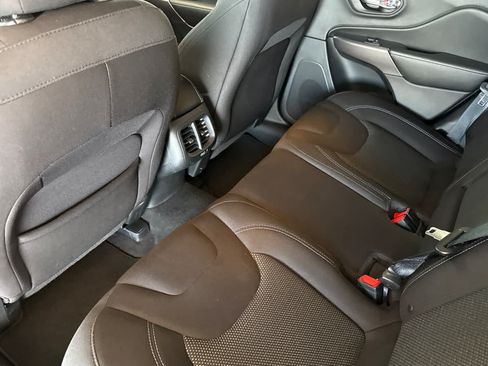 Used 2019 Jeep Cherokee Latitude w/ Popular Appearance Group AWD/4WD image 12