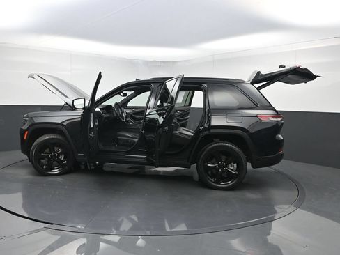 Used 2022 Jeep Grand Cherokee Altitude AWD/4WD image 39