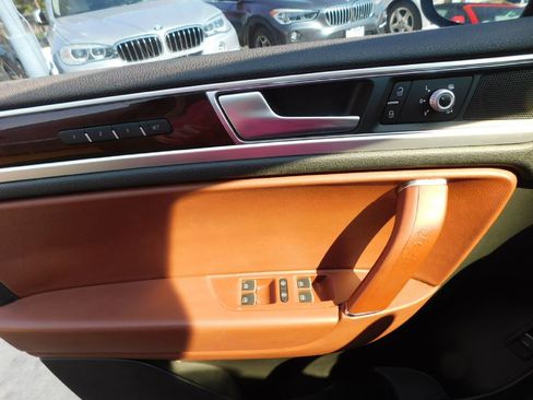 Used 2016 Volkswagen Touareg Sport image 30