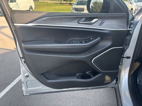 Used 2022 Jeep Grand Cherokee L Limited image 19